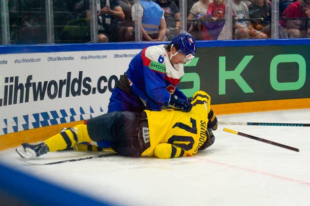 FRIBOURG, SWITZERLAND - MAY 26: Viliam Kmec of Slovakia against Oskar Sundqvist of Sweden during the 2026 IIHF Ice hockey, Eishockey World Championship, WM, Weltmeisterschaft Switzerland game between Sweden and Slovakia at BCF Arena on May 26, 2026 in Fribourg, Fribourg. Fribourg BCF Arena Fribourg Switzerland *** FRIBOURG, SWITZERLAND MAY 26 Viliam Kmec of Slovakia against Oskar Sundqvist of Sweden during the 2026 IIHF Ice Hockey World Championship Switzerland game between Sweden and Slovakia at BCF Arena on May 26, 2026 in Fribourg, Fribourg Fribourg BCF Arena Fribourg Switzerland Copyright: xJustPictures.ch JarixPestelaccix jp-en-EuSpIm-JP6_JAR_Sweden_Slovakia_26May2026_00136