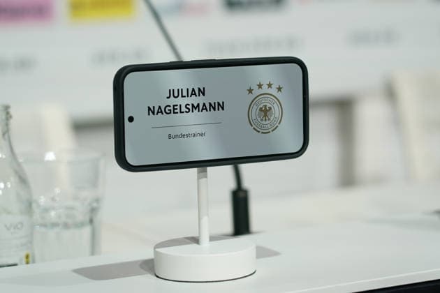 Namensschild Bundestrainer Julian Nagelsmann (Deutschland Germany) im Pressekonferenzsaal - Herzo Base 27.05.2026: Deutsche Nationalmannschaft, Trainingslager zur WM-Vorbereitung, Home Ground, HerzoBase, World of Adidas, Herzogenaurach