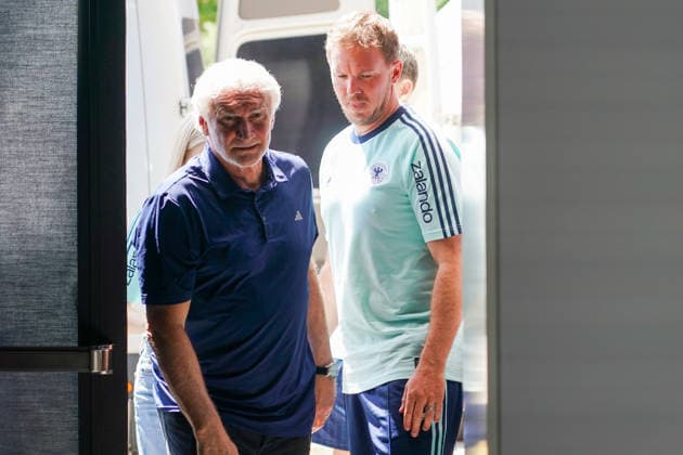 Bundestrainer Julian Nagelsmann und Sportdirektor Rudi Völler (Deutschland Germany) kommen in den Pressekonferenzsaal - Herzo Base 27.05.2026: Deutsche Nationalmannschaft, Trainingslager zur WM-Vorbereitung, Home Ground, HerzoBase, World of Adidas, Herzogenaurach