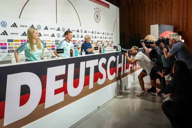 Bundestrainer Julian Nagelsmann und Sportdirektor Rudi Völler (Deutschland Germany) kommen in den Pressekonferenzsaal und stehen im Fokus der Fotografen - Herzo Base 27.05.2026: Deutsche Nationalmannschaft, Trainingslager zur WM-Vorbereitung, Home Ground, HerzoBase, World of Adidas, Herzogenaurach