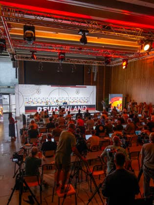 27.05.2026, Fussball DFB-Nationalmannschaft Deutschland, Trainingslager vor der WM, Auftakt-Pressekonferenz im Medienzentrum HALFTIME bei ADIDAS, in Herzogenaurach. AM Podium stllen sich Trainer Julian Nagelsmann (mitte, Deutschland) und Sportdirektor Rudi Völler (re, Deutschland) den Fragen der Journalisten