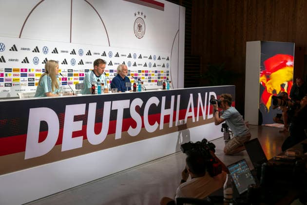 27.05.2026, Fussball DFB-Nationalmannschaft Deutschland, Trainingslager vor der WM, Auftakt-Pressekonferenz im Medienzentrum HALFTIME bei ADIDAS, in Herzogenaurach. AM Podium stllen sich Trainer Julian Nagelsmann (mitte, Deutschland) und Sportdirektor Rudi Völler (re, Deutschland) den Fragen der Journalisten
