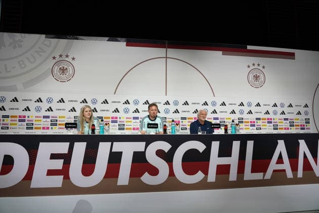 Bundestrainer Julian Nagelsmann und Sportdirektor Rudi Völler (Deutschland Germany) bei der Eröffnungspressekonferenz des WM-Trainingslagers - Herzo Base 27.05.2026: Deutsche Nationalmannschaft, Trainingslager zur WM-Vorbereitung, Home Ground, HerzoBase, World of Adidas, Herzogenaurach
