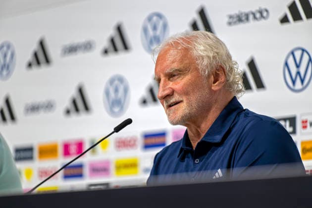 27.05.2026, Fussball DFB-Nationalmannschaft Deutschland, Trainingslager vor der WM, Auftakt-Pressekonferenz im Medienzentrum HALFTIME bei ADIDAS, in Herzogenaurach. AM Podium stellt Sportdirektor Rudi Völler (Deutschland) den Fragen der Journalisten