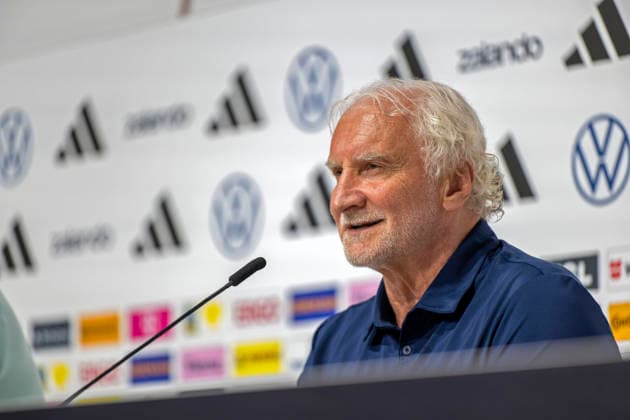 27.05.2026, Fussball DFB-Nationalmannschaft Deutschland, Trainingslager vor der WM, Auftakt-Pressekonferenz im Medienzentrum HALFTIME bei ADIDAS, in Herzogenaurach. AM Podium stellt Sportdirektor Rudi Völler (Deutschland) den Fragen der Journalisten