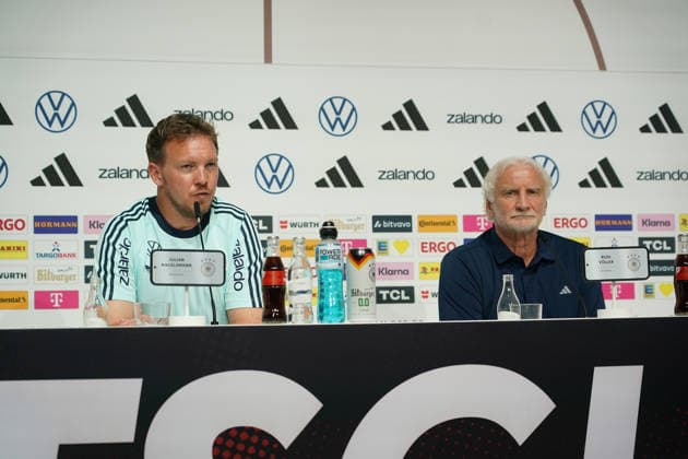 Bundestrainer Julian Nagelsmann und Sportdirektor Rudi Völler (Deutschland Germany) bei der Eröffnungspressekonferenz des WM-Trainingslagers - Herzo Base 27.05.2026: Deutsche Nationalmannschaft, Trainingslager zur WM-Vorbereitung, Home Ground, HerzoBase, World of Adidas, Herzogenaurach