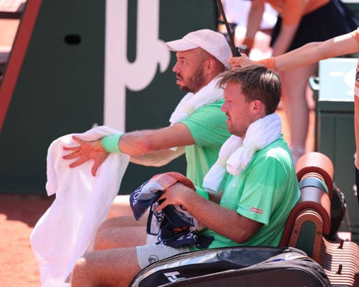 Kevin Krawietz, Tim Puetz (Kappe) sitzen auf dem Stuhl waehrend der Spielpause mit Eispack auf der Schulter, Hitze, Herren Doppel, Men s Doubles Tennis - French Open 2026 - Roland Garros - Paris - - France - 27 May 2026. Copyright: xJuergenxHasenkopfx