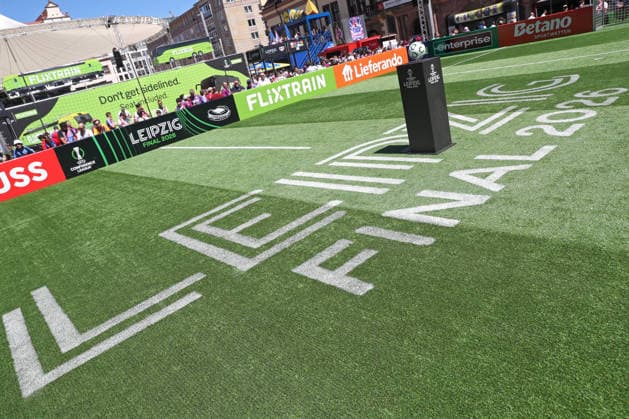 UEFA Conference League Finale: Legends Match beim Fan-Festival Leipzig, 27.05.26 Spielball des Legends Match mit Schriftzug LEIPZIG FINAL 2026 beim Fan-Festival auf dem Marktplatz Leipzig, anlässlich des UEFA Conference League Finals, 27.05.26. Symbolbild, Feature. Copyright: xBEAUTIFULxSPORTS JanxKaeferx