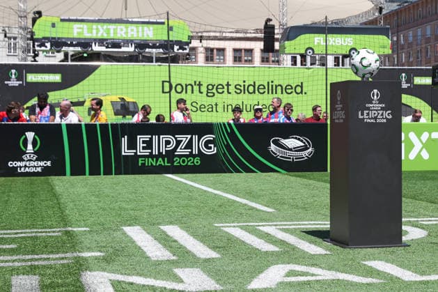 UEFA Conference League Finale: Legends Match beim Fan-Festival Leipzig, 27.05.26 Spielball des Legends Match mit Schriftzug LEIPZIG FINAL 2026 beim Fan-Festival auf dem Marktplatz Leipzig, anlässlich des UEFA Conference League Finals, 27.05.26. Symbolbild, Feature. Copyright: xBEAUTIFULxSPORTS JanxKaeferx