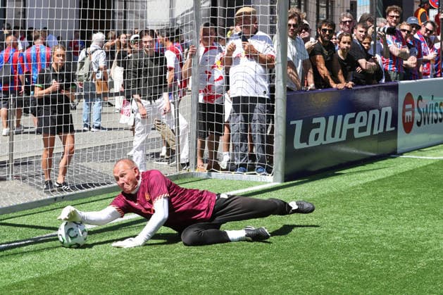 UEFA Conference League Finale: Legends Match beim Fan-Festival Leipzig, 27.05.26 Perry Bräutigam pariert einen Schuss beim Legends Match beim Fan-Festival auf dem Marktplatz Leipzig, anlässlich des UEFA Conference League Finals, 27.05.26. Copyright: xBEAUTIFULxSPORTS JanxKaeferx