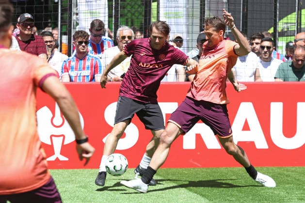 UEFA Conference League Finale: Legends Match beim Fan-Festival Leipzig, 27.05.26 Gaizka Mendieta im Zweikampf mit RenÃ Adler beim Legends Match beim Fan-Festival auf dem Marktplatz Leipzig, anlässlich des UEFA Conference League Finals, 27.05.26. Copyright: xBEAUTIFULxSPORTS JanxKaeferx