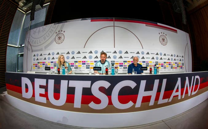 27.05.2026, Fussball DFB-Nationalmannschaft Deutschland, Trainingslager vor der WM, Auftakt-Pressekonferenz im Medienzentrum HALFTIME bei ADIDAS, in Herzogenaurach. Am Podium stellt Trainer Julian Nagelsmann (mitte, Deutschland) und Sportdirektor Rudi Völler (re, Deutschland) den Fragen der Journalisten. li: DFB-Pressesprecherin Franziska Wülle.
