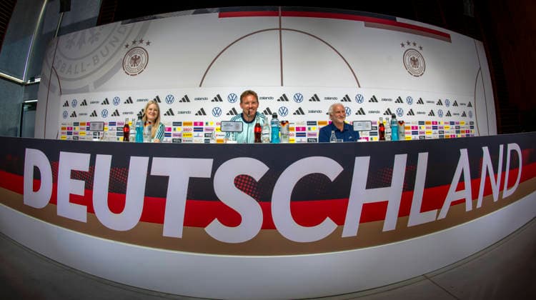 27.05.2026, Fussball DFB-Nationalmannschaft Deutschland, Trainingslager vor der WM, Auftakt-Pressekonferenz im Medienzentrum HALFTIME bei ADIDAS, in Herzogenaurach. Am Podium stellt Trainer Julian Nagelsmann (mitte, Deutschland) und Sportdirektor Rudi Völler (re, Deutschland) den Fragen der Journalisten. li: DFB-Pressesprecherin Franziska Wülle.