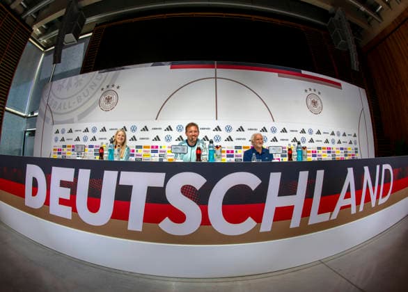 27.05.2026, Fussball DFB-Nationalmannschaft Deutschland, Trainingslager vor der WM, Auftakt-Pressekonferenz im Medienzentrum HALFTIME bei ADIDAS, in Herzogenaurach. Am Podium stellt Trainer Julian Nagelsmann (mitte, Deutschland) und Sportdirektor Rudi Völler (re, Deutschland) den Fragen der Journalisten. li: DFB-Pressesprecherin Franziska Wülle.