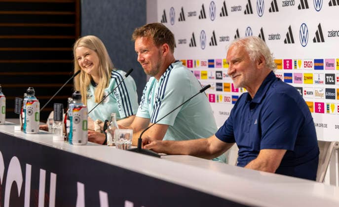 27.05.2026, Fussball DFB-Nationalmannschaft Deutschland, Trainingslager vor der WM, Auftakt-Pressekonferenz im Medienzentrum HALFTIME bei ADIDAS, in Herzogenaurach. Trainer Julian Nagelsmann (mitte, Deutschland) und Sportdirektor Rudi Völler (re, Deutschland) beantworten die Fragen der Journalisten, li: DFB-Pressesprecherin Franziska Wülle. *** 27 05 2026, Football DFB national team Germany, training camp before the World Cup, kick-off press conference in the media center HALFTIME at ADIDAS, in Herzogenaurach coach Julian Nagelsmann center, Germany and sports director Rudi Völler right, Germany answer the questions of the journalists, left DFB press spokeswoman Franziska Wülle