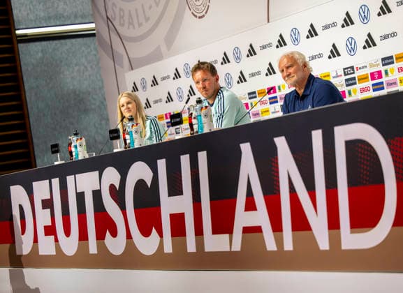 27.05.2026, Fussball DFB-Nationalmannschaft Deutschland, Trainingslager vor der WM, Auftakt-Pressekonferenz im Medienzentrum HALFTIME bei ADIDAS, in Herzogenaurach. Trainer Julian Nagelsmann (mitte, Deutschland) und Sportdirektor Rudi Völler (re, Deutschland) beantworten die Fragen der Journalisten, li: DFB-Pressesprecherin Franziska Wülle.