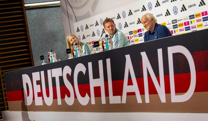 27.05.2026, Fussball DFB-Nationalmannschaft Deutschland, Trainingslager vor der WM, Auftakt-Pressekonferenz im Medienzentrum HALFTIME bei ADIDAS, in Herzogenaurach. Trainer Julian Nagelsmann (mitte, Deutschland) und Sportdirektor Rudi Völler (re, Deutschland) beantworten die Fragen der Journalisten, li: DFB-Pressesprecherin Franziska Wülle.