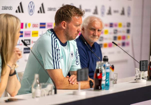 27.05.2026, Fussball DFB-Nationalmannschaft Deutschland, Trainingslager vor der WM, Auftakt-Pressekonferenz im Medienzentrum HALFTIME bei ADIDAS, in Herzogenaurach. Trainer Julian Nagelsmann (li, Deutschland) und Sportdirektor Rudi Völler (re, Deutschland) beantworten die Fragen der Journalisten,