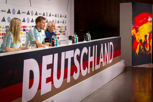 27.05.2026, Fussball DFB-Nationalmannschaft Deutschland, Trainingslager vor der WM, Auftakt-Pressekonferenz im Medienzentrum HALFTIME bei ADIDAS, in Herzogenaurach. Trainer Julian Nagelsmann (mitte, Deutschland) und Sportdirektor Rudi Völler (re, Deutschland) beantworten die Fragen der Journalisten, li: DFB-Pressesprecherin Franziska Wülle.