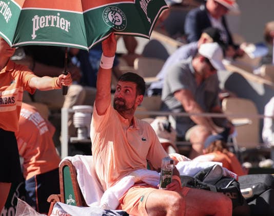 Novak Djokovic (SRB) sitzt auf dem Stuhl waehrend der Spielpause, Herren Einzel, Men s Singles, greift an den Sonnenschirm Tennis - French Open 2026 - Roland Garros - Paris - - France - 27 May 2026. Copyright: xJuergenxHasenkopfx