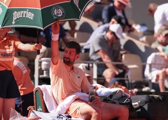 Novak Djokovic (SRB) sitzt auf dem Stuhl waehrend der Spielpause, Herren Einzel, Men s Singles, greift an den Sonnenschirm Tennis - French Open 2026 - Roland Garros - Paris - - France - 27 May 2026. Copyright: xJuergenxHasenkopfx
