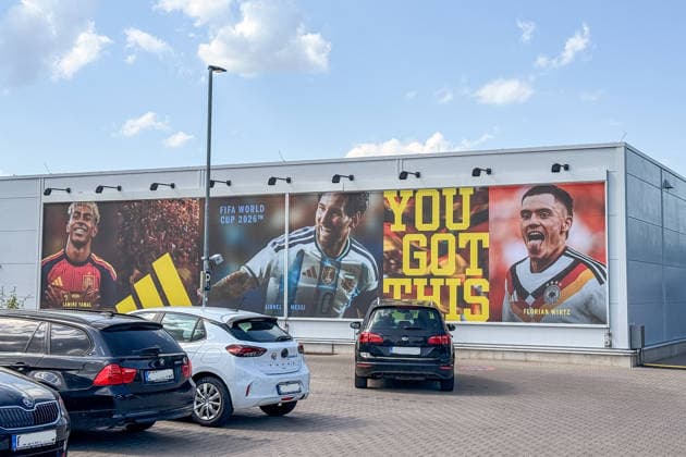 WM-Werbung an der World of Adidas, Ort des WM-Trainingslagers der Deutschen Nationalmannschaft - Herzo Base 27.05.2026: Deutsche Nationalmannschaft, Trainingslager zur WM-Vorbereitung, Home Ground, HerzoBase, World of Adidas, Herzogenaurach