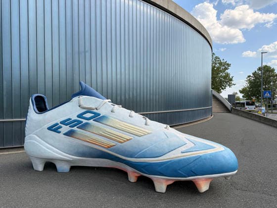 Überdimensionaler F50 Fußballschuh vor der World of Adidas, Ort des WM-Trainingslagers der Deutschen Nationalmannschaft - Herzo Base 27.05.2026: Deutsche Nationalmannschaft, Trainingslager zur WM-Vorbereitung, Home Ground, HerzoBase, World of Adidas, Herzogenaurach