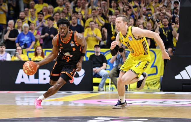 TJ Bamba am Ball, Justin Bean Zweikampf Spielszene Aktion Basketball BBL Bundesliga Herren Play Off Viertelfinale 5.Spiel Saison 2025 2026 27.05.2026 ALBA Berlin vs SC Rasta Vechta