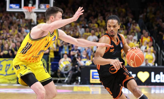Jonas Mattisseck, Alonzo Verge am Ball Zweikampf Spielszene Aktion Basketball BBL Bundesliga Herren Play Off Viertelfinale 5.Spiel Saison 2025 2026 27.05.2026 ALBA Berlin vs SC Rasta Vechta