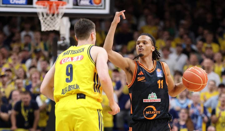 Jonas Mattisseck, Alonzo Verge am Ball Zweikampf Spielszene Aktion Basketball BBL Bundesliga Herren Play Off Viertelfinale 5.Spiel Saison 2025 2026 27.05.2026 ALBA Berlin vs SC Rasta Vechta