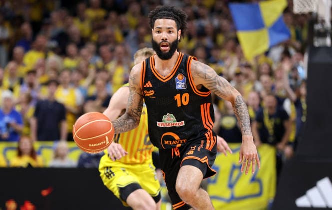 Tevin Brown am Ball Aktion Oberkörper Basketball BBL Bundesliga Herren Play Off Viertelfinale 5.Spiel Saison 2025 2026 27.05.2026 ALBA Berlin vs SC Rasta Vechta
