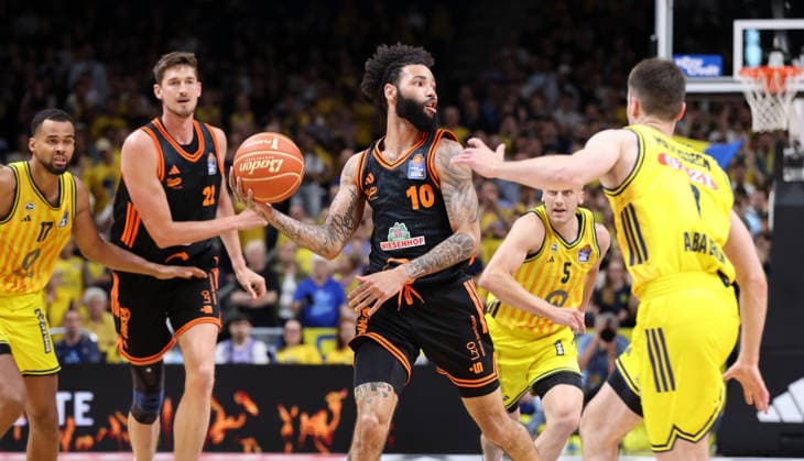 Lars Thiemann, Tevin Brown am Ball, Jonas Mattisseck Zweikampf Spielszene Aktion Basketball BBL Bundesliga Herren Play Off Viertelfinale 5.Spiel Saison 2025 2026 27.05.2026 ALBA Berlin vs SC Rasta Vechta