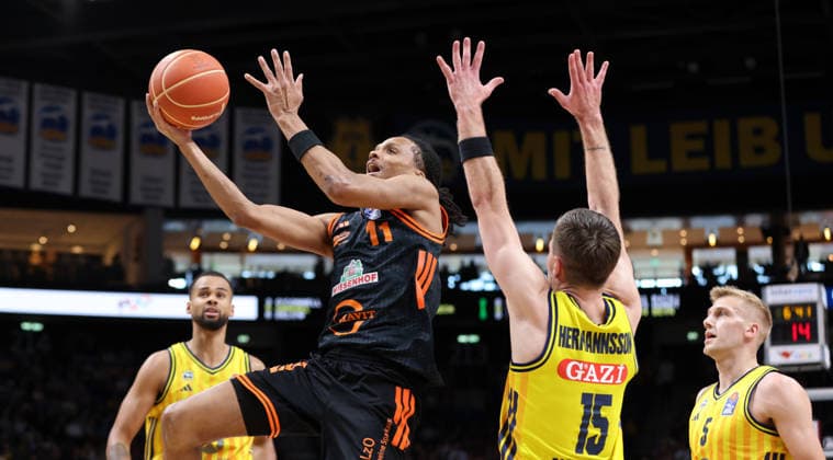 Alonzo Verge am Ball, Martin Hermannsson Zweikampf Spielszene Aktion Basketball BBL Bundesliga Herren Play Off Viertelfinale 5.Spiel Saison 2025 2026 27.05.2026 ALBA Berlin vs SC Rasta Vechta