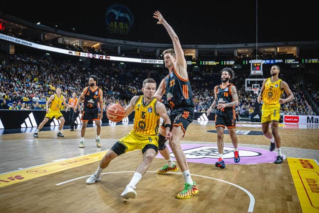 Basketball Berlin 27.05.2026 Saison 2025 2026 EasyCredit BBL 1. Bundesliga Männer, Herren Playoffs Viertelfinale Spiel 5 Alba Berlin - RASTA Vechta Martin Hermannsson (Alba Berlin, No.15) Tibor Pleiß (Vechta, No.22) *** Basketball Berlin 27 05 2026 Season 2025 2026 EasyCredit BBL 1 Bundesliga Men, Men Playoffs Quarterfinals Game 5 Alba Berlin RASTA Vechta Martin Hermannsson Alba Berlin, No 15 Tibor Pleiß Vechta, No 22