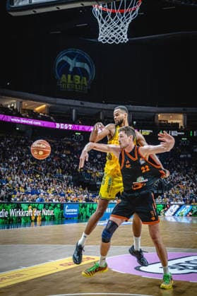 Basketball Berlin 27.05.2026 Saison 2025 2026 EasyCredit BBL 1. Bundesliga Männer, Herren Playoffs Viertelfinale Spiel 5 Alba Berlin - RASTA Vechta Norris Agbakoko (Alba Berlin, No.17) Tibor Pleiß (Vechta, No.22)