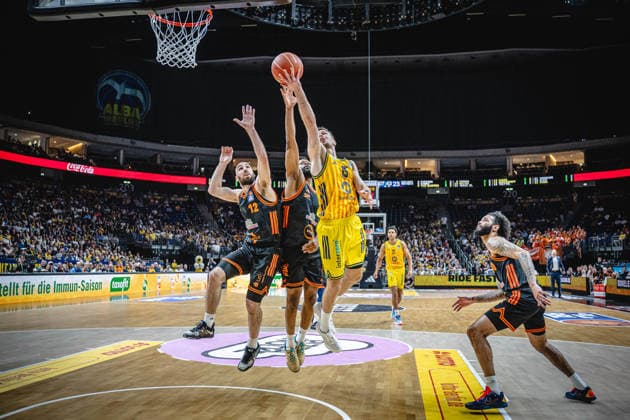 Basketball Berlin 27.05.2026 Saison 2025 2026 EasyCredit BBL 1. Bundesliga Männer, Herren Playoffs Viertelfinale Spiel 5 Alba Berlin - RASTA Vechta Martin Hermannsson (Alba Berlin, No.15) TJ Bamba (Vechta, No.05) Tommy Kuhse (Vechta, No.12)