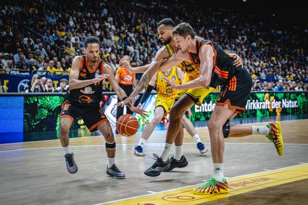 Basketball Berlin 27.05.2026 Saison 2025 2026 EasyCredit BBL 1. Bundesliga Männer, Herren Playoffs Viertelfinale Spiel 5 Alba Berlin - RASTA Vechta Norris Agbakoko (Alba Berlin, No.17) Tibor Pleiß (Vechta, No.22) Alonzo Verge (Vechta, No.11)