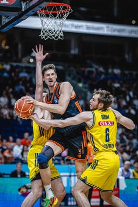 Basketball Berlin 27.05.2026 Saison 2025 2026 EasyCredit BBL 1. Bundesliga Männer, Herren Playoffs Viertelfinale Spiel 5 Alba Berlin - RASTA Vechta Tibor Pleiß (Vechta, No.22) Malte Delow (Alba Berlin, No.06)