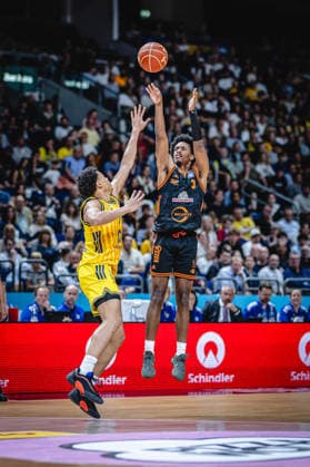 Basketball Berlin 27.05.2026 Saison 2025 2026 EasyCredit BBL 1. Bundesliga Männer, Herren Playoffs Viertelfinale Spiel 5 Alba Berlin - RASTA Vechta Malik Parsons (Vechta, No.03) Jack Kayil (Alba Berlin, No.07)
