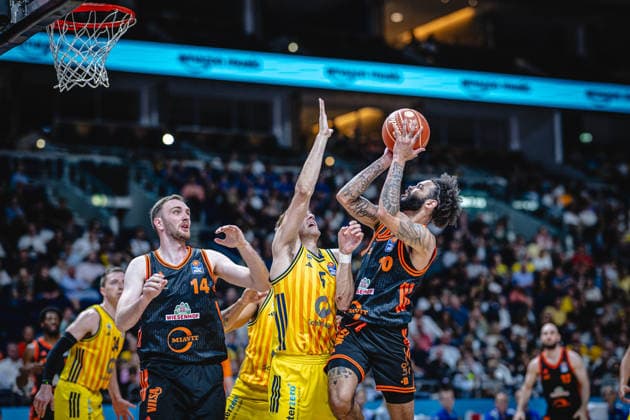 Basketball Berlin 27.05.2026 Saison 2025 2026 EasyCredit BBL 1. Bundesliga Männer, Herren Playoffs Viertelfinale Spiel 5 Alba Berlin - RASTA Vechta Tevin Brown (Vechta, No.10) Sam Griesel (Alba Berlin, No.05)