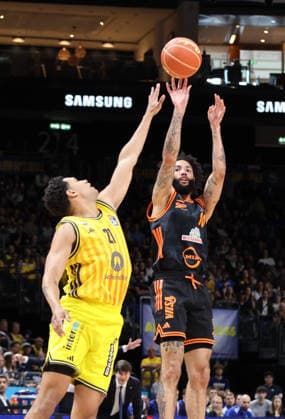 Michael Rataj, Tevin Brown Zweikampf Spielszene Aktion Basketball BBL Bundesliga Herren Play Off Viertelfinale 5.Spiel Saison 2025 2026 27.05.2026 ALBA Berlin vs SC Rasta Vechta