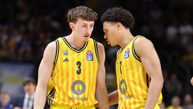 Alex O Connell redet mit Jack Kayil Aktion Oberkörper Basketball BBL Bundesliga Herren Play Off Viertelfinale 5.Spiel Saison 2025 2026 27.05.2026 ALBA Berlin vs SC Rasta Vechta