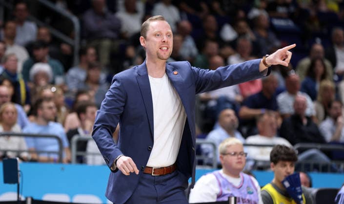 Trainer Christian Held gibt Anweisungen Aktion Oberkörper Basketball BBL Bundesliga Herren Play Off Viertelfinale 5.Spiel Saison 2025 2026 27.05.2026 ALBA Berlin vs SC Rasta Vechta