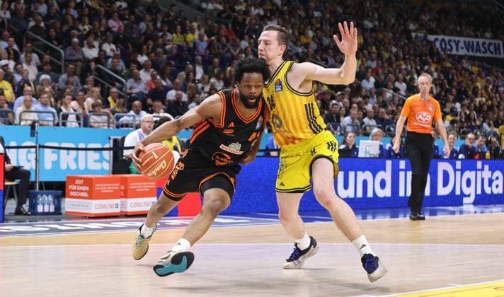 Lloyd Pandi am Ball, Justin Bean Zweikampf Spielszene Aktion Basketball BBL Bundesliga Herren Play Off Viertelfinale 5.Spiel Saison 2025 2026 27.05.2026 ALBA Berlin vs SC Rasta Vechta