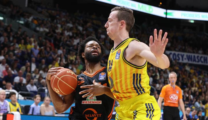 Lloyd Pandi am Ball, Justin Bean Zweikampf Spielszene Aktion Basketball BBL Bundesliga Herren Play Off Viertelfinale 5.Spiel Saison 2025 2026 27.05.2026 ALBA Berlin vs SC Rasta Vechta