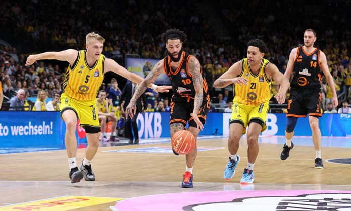 Sam Griesel, Tevin Brown am Ball, Michael Rataj Zweikampf Spielszene Aktion Basketball BBL Bundesliga Herren Play Off Viertelfinale 5.Spiel Saison 2025 2026 27.05.2026 ALBA Berlin vs SC Rasta Vechta