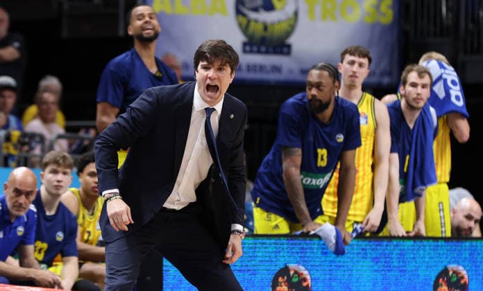 Trainer Pedro Calles gibt Anweisungen Aktion Oberkörper Basketball BBL Bundesliga Herren Play Off Viertelfinale 5.Spiel Saison 2025 2026 27.05.2026 ALBA Berlin vs SC Rasta Vechta