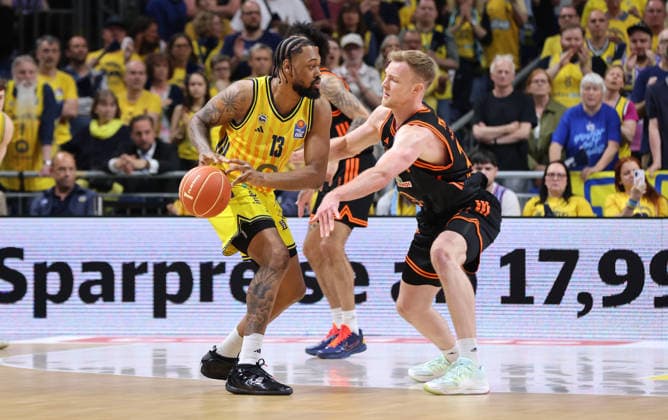 J Wan Roberts am Ball, Lars Thiemann Zweikampf Spielszene Aktion Basketball BBL Bundesliga Herren Play Off Viertelfinale 5.Spiel Saison 2025 2026 27.05.2026 ALBA Berlin vs SC Rasta Vechta