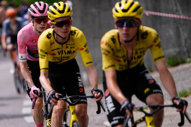 Denmark’s Jonas Vingegaard Hansen of Team Visma Lease A Bike during Stage 17 of the Giro d’Italia, from Cassano d’Adda to Andalo, Italy, Wednesday, May 27, 2026.  Copyright: xFabioxFerrari LaPressex