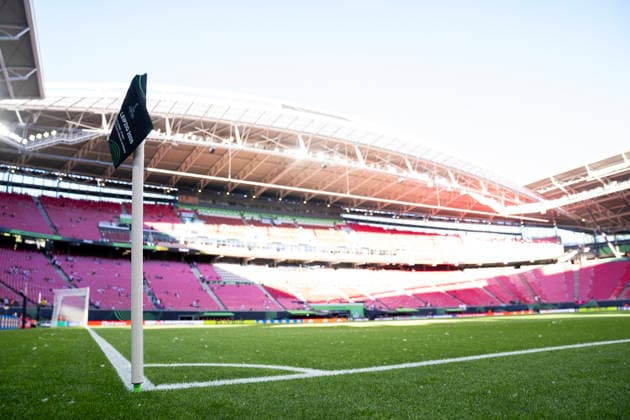 Eckfahne vor Spielbeginn im leeren Stadion in Leipzig. Crystal Palace - Rayo Vallecano, Football, Final UEFA Conference League 2026, Leipzig Stadium, Leipzig DFL regulations prohibit any use of photographs as image sequences and or quasi-video. Copyright: HMBxMedia xMarcoxBader